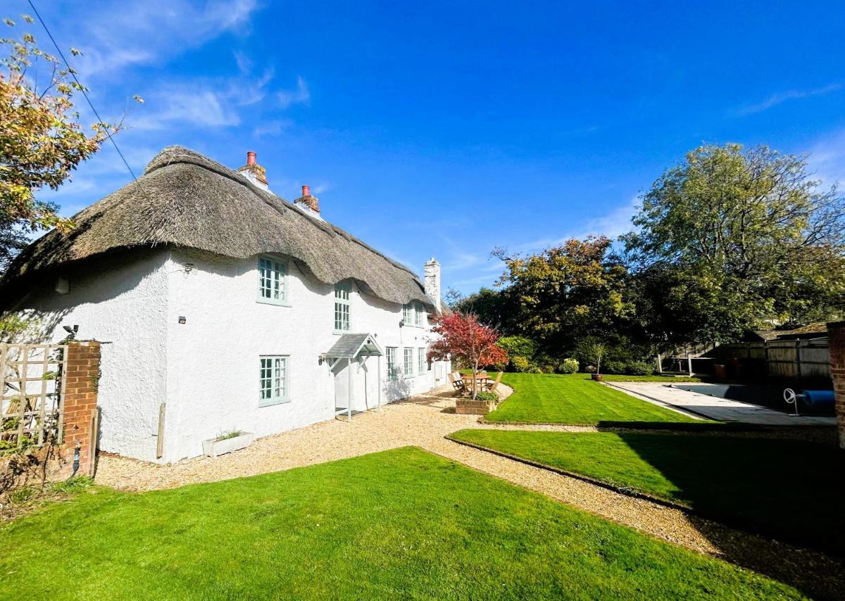 April Cottage, luxurious accommodation for coast and forest with pool & hot tub - Housity