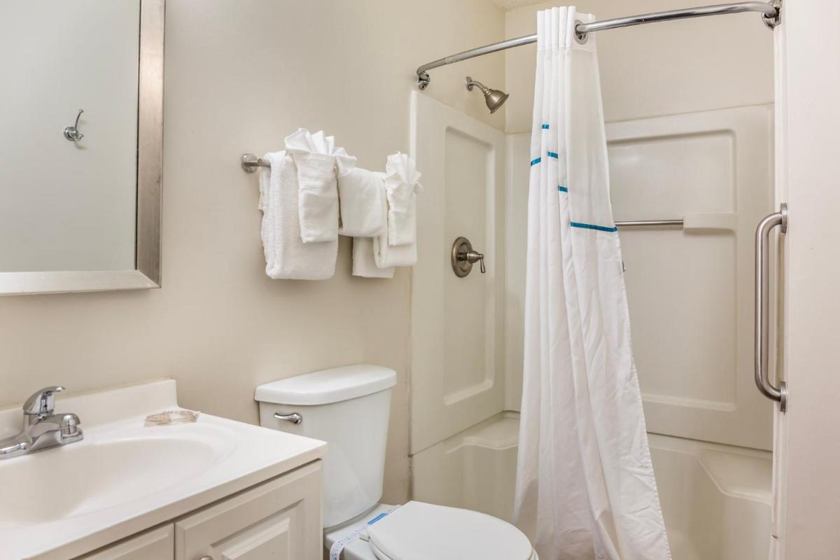 HomeTowne Studios by Red Roof Louisville - Housity