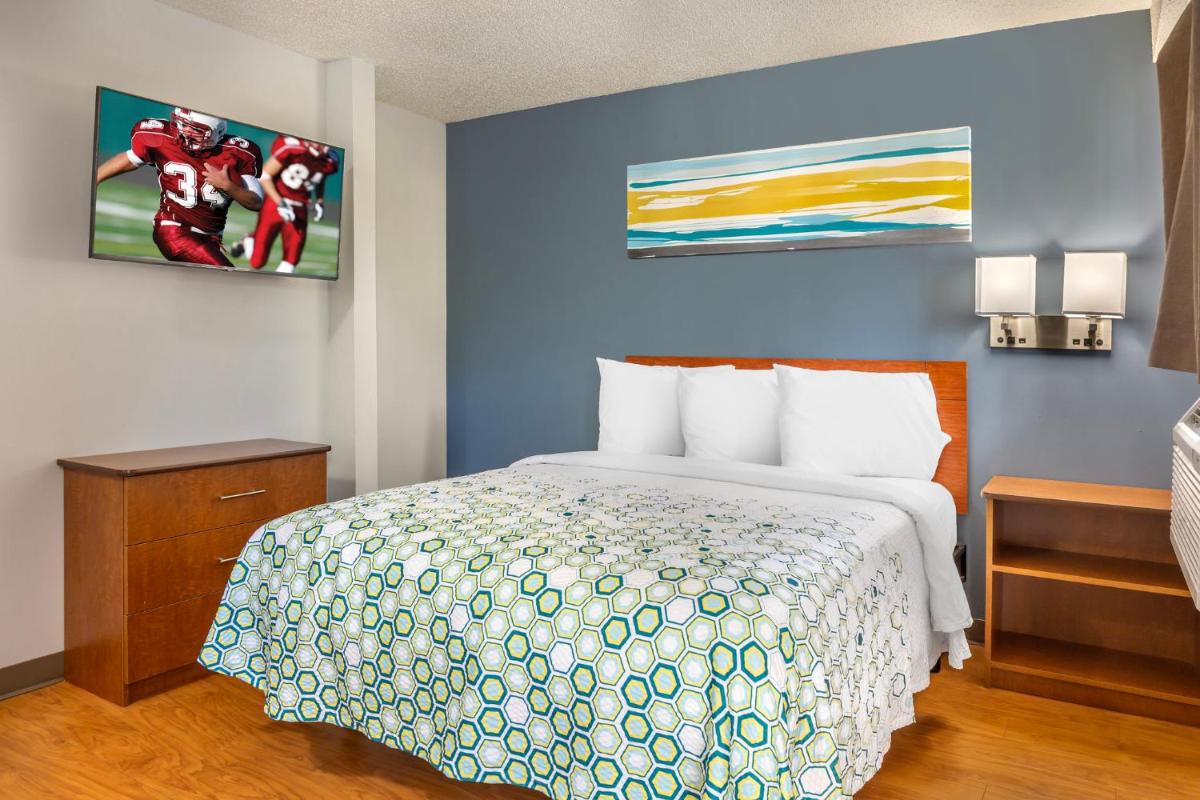 HomeTowne Studios by Red Roof Louisville - Housity