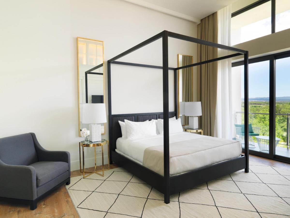 Cama o camas de una habitación en Hotel Camiral - The Leading Hotels of the World