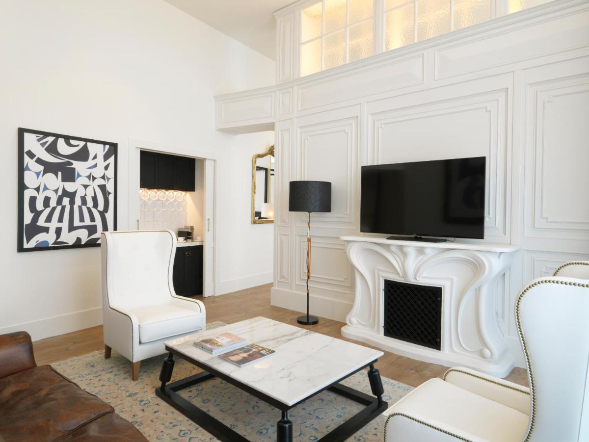 Una televisión o centro de entretenimiento en Hotel Camiral - The Leading Hotels of the World