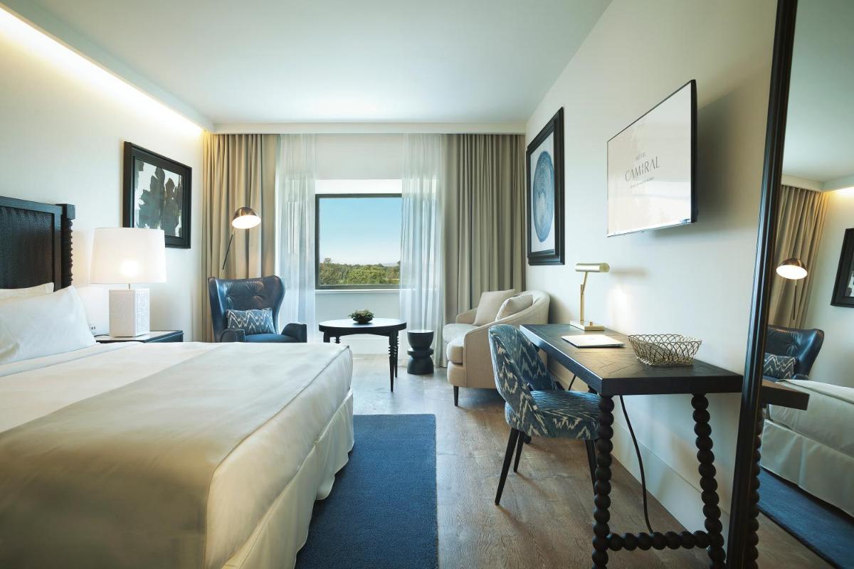 una habitación de hotel con una cama y un escritorio en Hotel Camiral - The Leading Hotels of the World, en Caldes de Malavella 68 fotos más