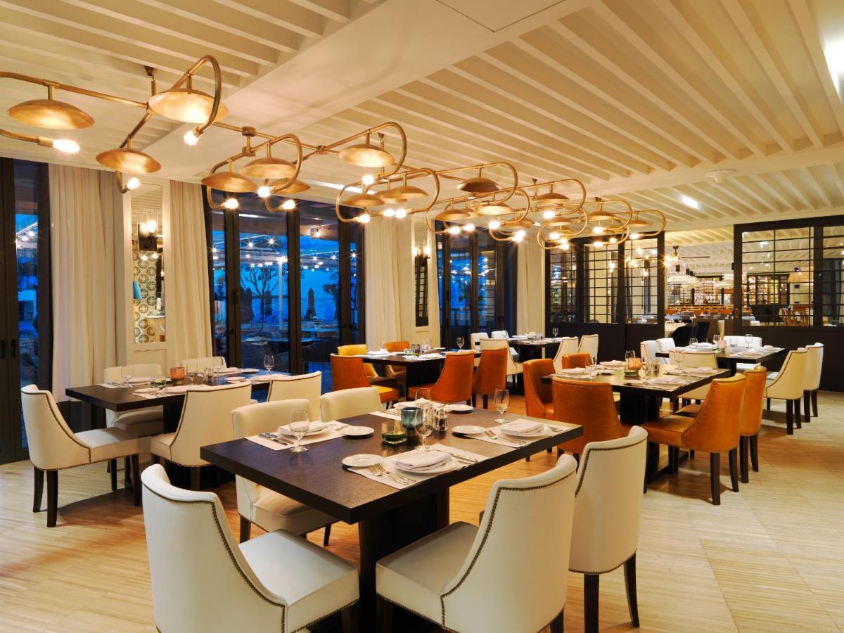 Un restaurante o sitio para comer en Hotel Camiral - The Leading Hotels of the World