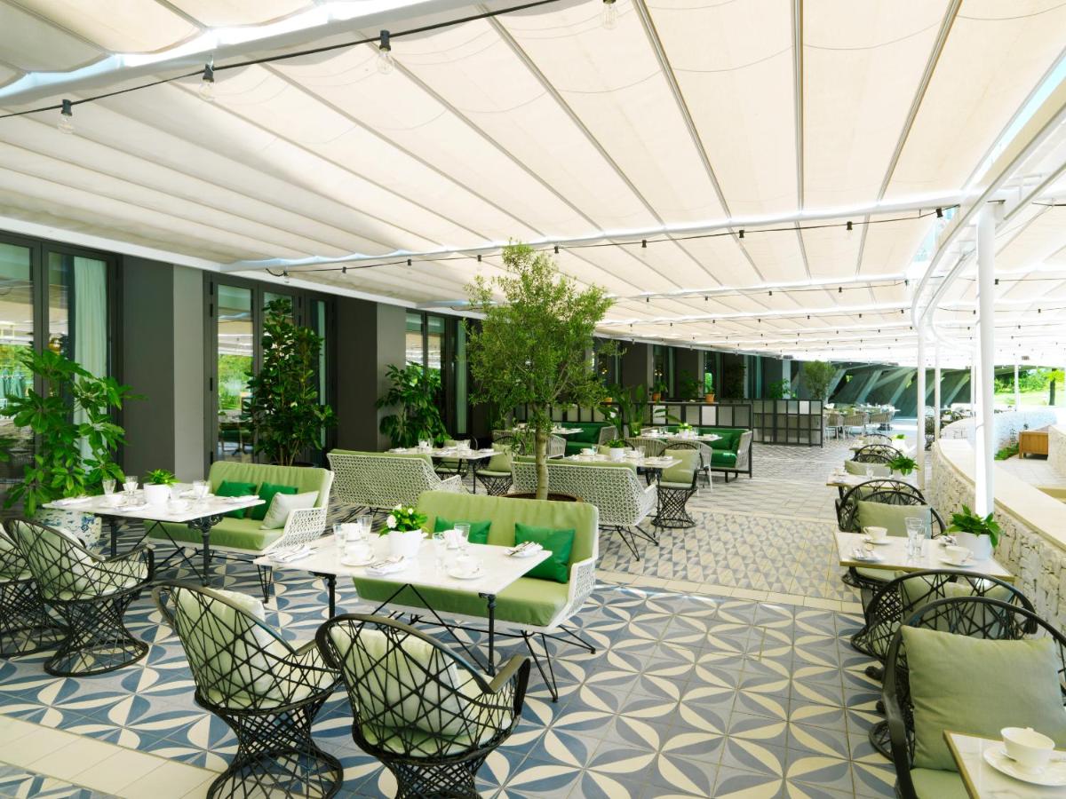 Un restaurante o sitio para comer en Hotel Camiral - The Leading Hotels of the World