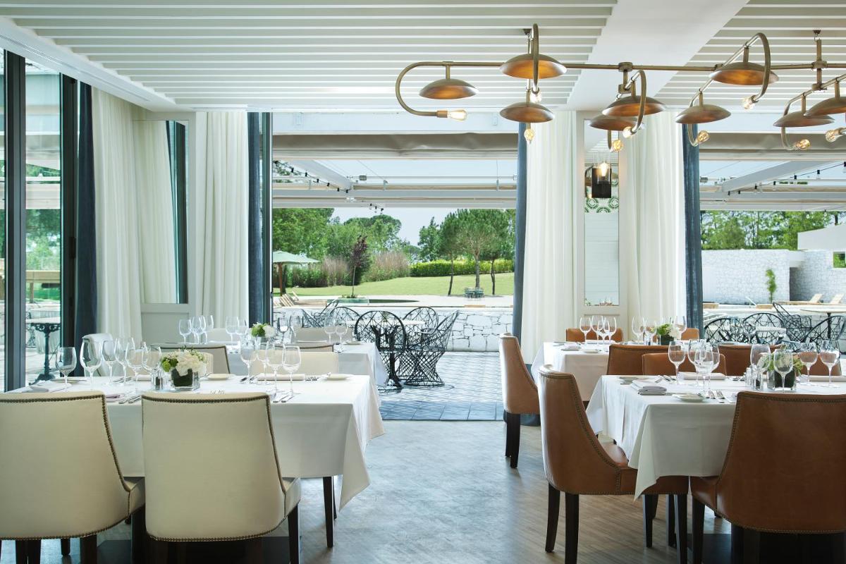 Un restaurante o sitio para comer en Hotel Camiral - The Leading Hotels of the World