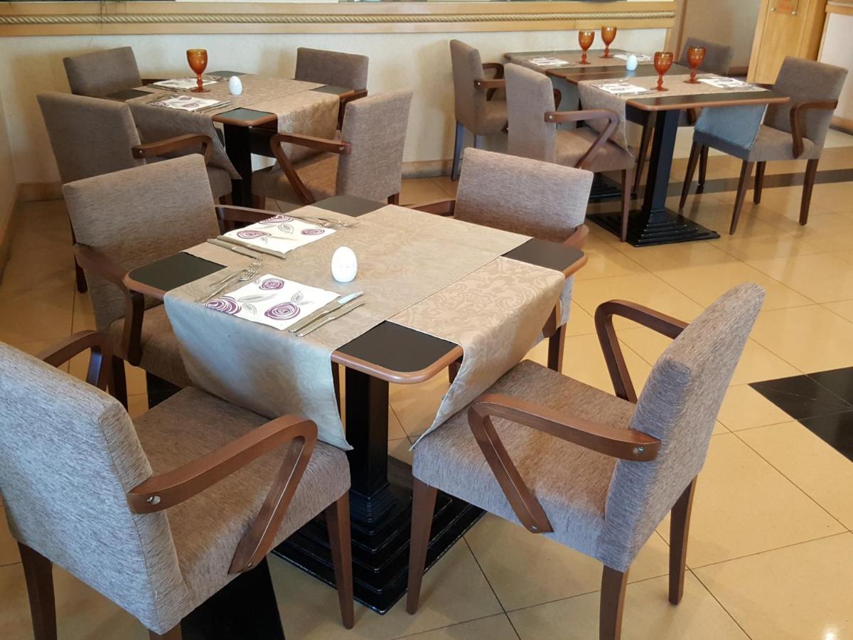 Uma área de estar em Riviera Hotel