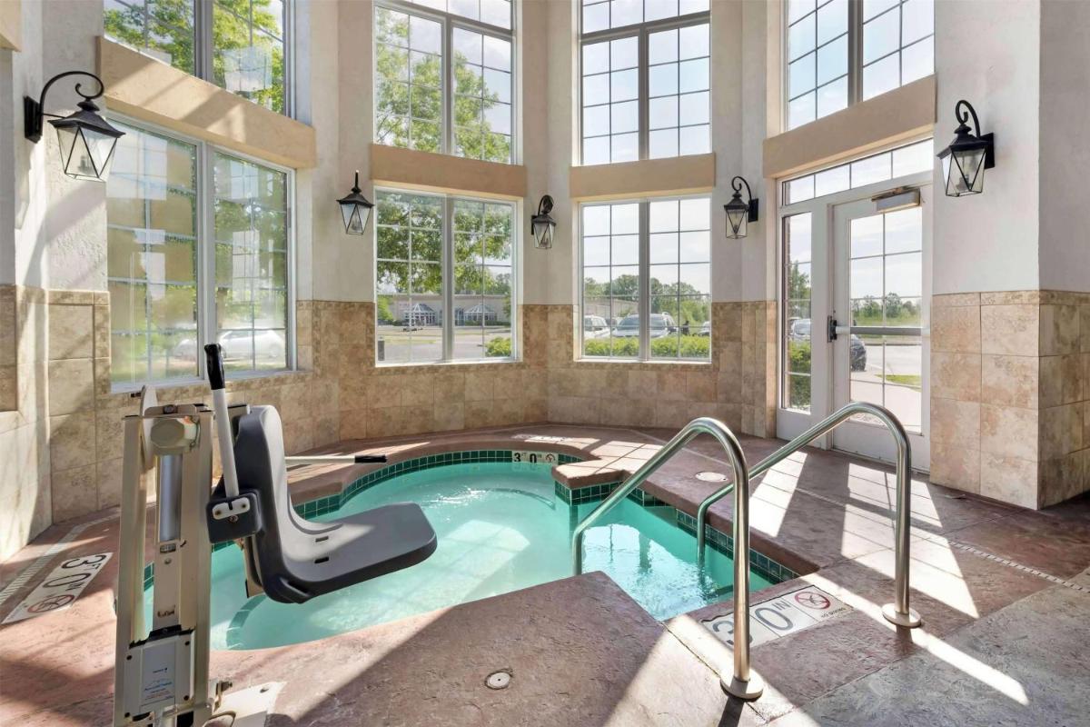 Best Western Plus Appleton Airport Mall Hotel - Housity