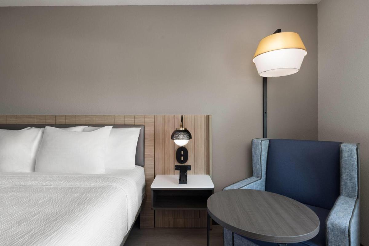 La Quinta Inn & Suites by Wyndham Greenville Woodruff Rd - Housity