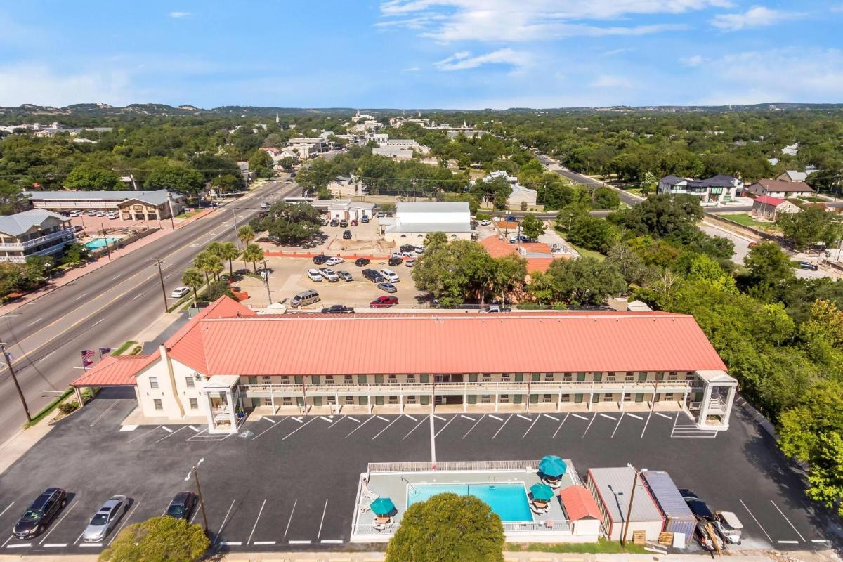 Super 8 by Wyndham Fredericksburg - Housity