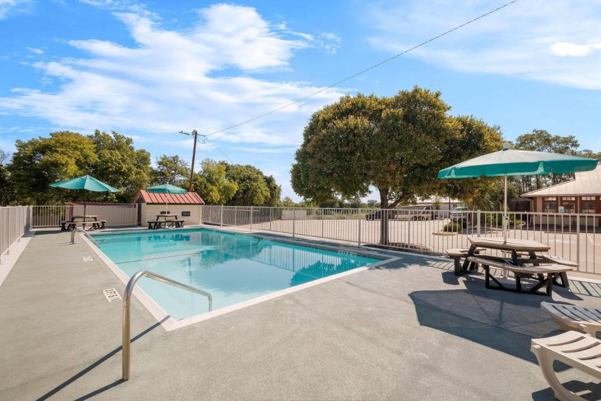 Super 8 by Wyndham Fredericksburg - Housity