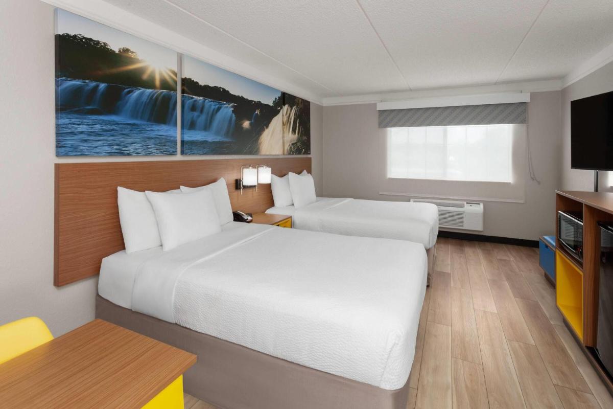 Days Inn & Suites by Wyndham Arlington Heights - Housity