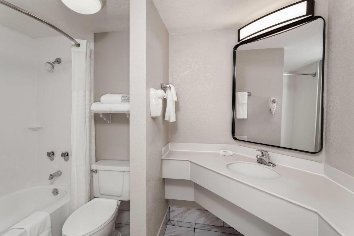 Days Inn & Suites by Wyndham Arlington Heights - Housity