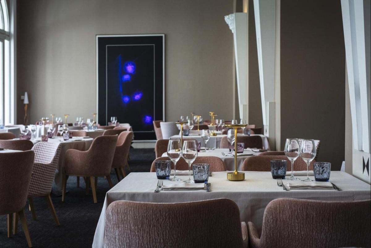 une salle à manger avec des tables et des chaises et des verres à vin dans l'établissement Impérial Palace, à Annecy 90 autres photos