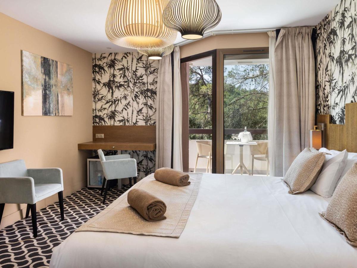 une chambre avec un grand lit blanc et une fenêtre dans l'établissement Mercure Brignoles Golf de Barbaroux & Spa, à Brignoles