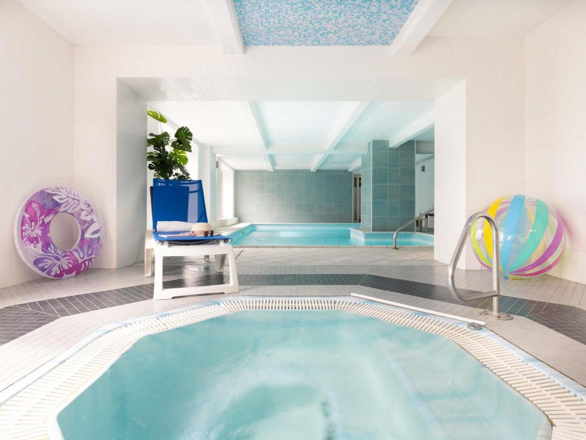 Piscine de l'établissement Mercure Epinal Centre ou située à proximité