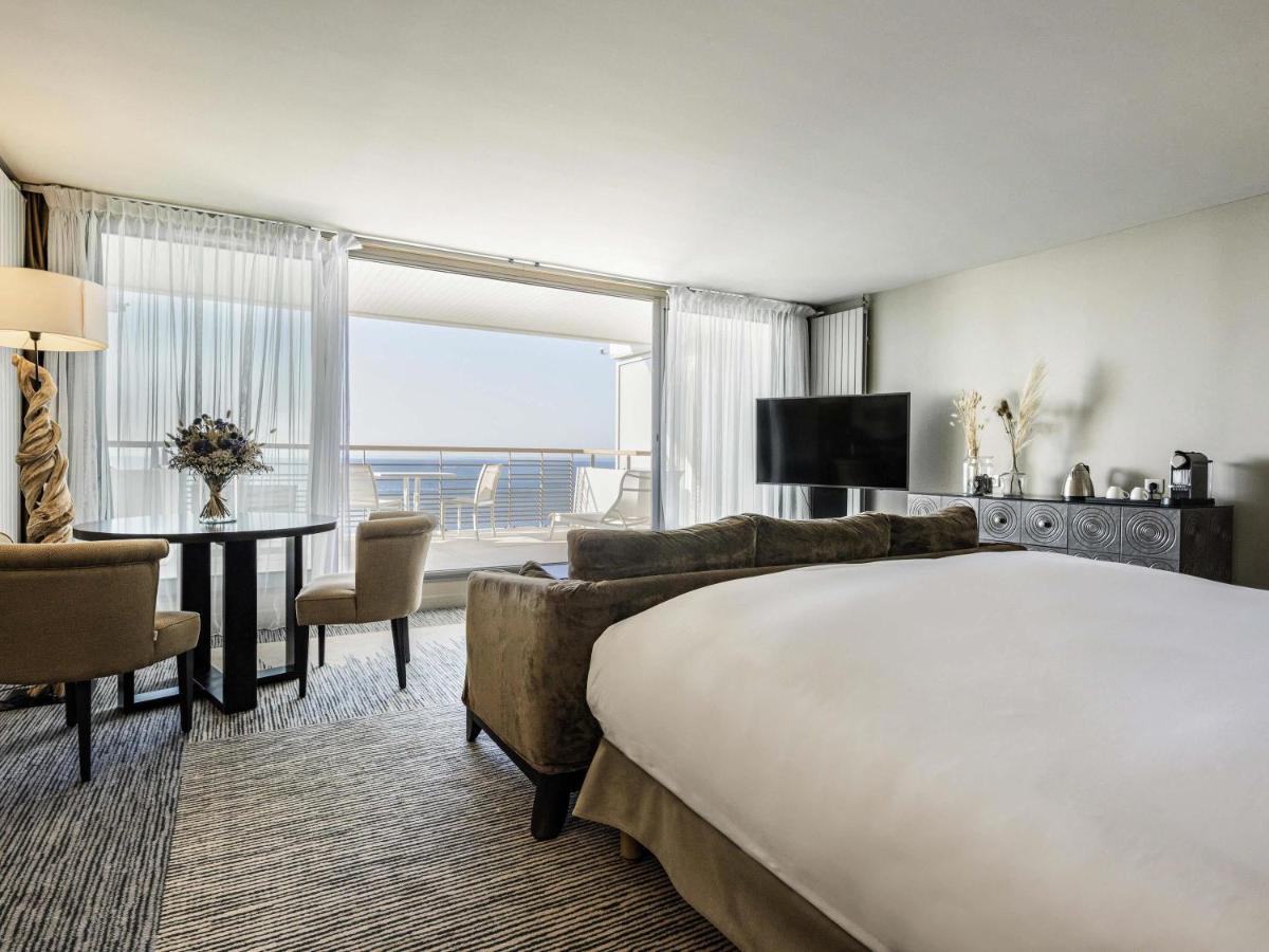 une chambre d'hôtel avec un grand lit et une table dans l'établissement Sofitel Quiberon Thalassa sea & spa, à Quiberon 214 autres photos
