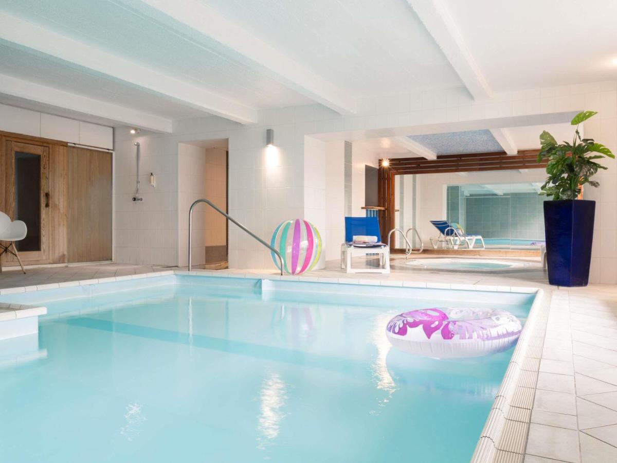 une grande piscine avec un ballon au milieu dans l'établissement Mercure Epinal Centre, à Épinal