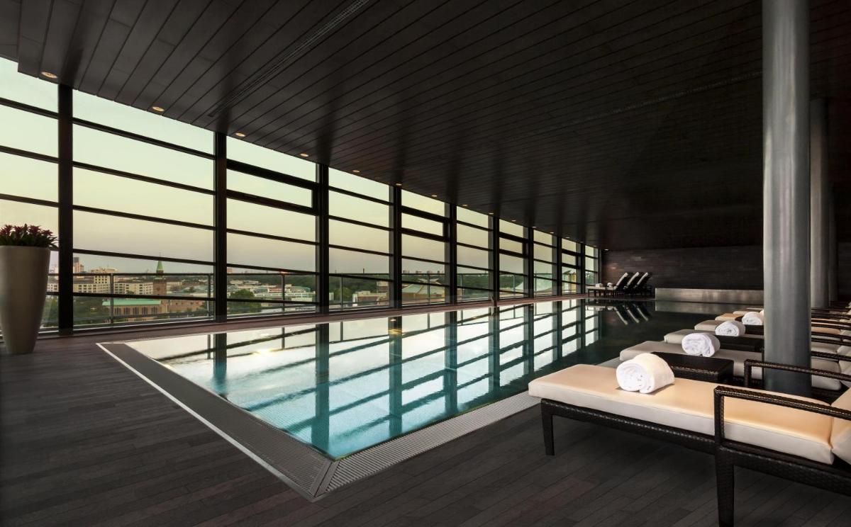 ein Pool in einem Gebäude mit Schwimmbad in der Unterkunft Grand Hyatt Berlin in Berlin