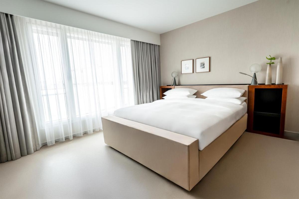 Ein Bett oder Betten in einem Zimmer der Unterkunft Grand Hyatt Berlin