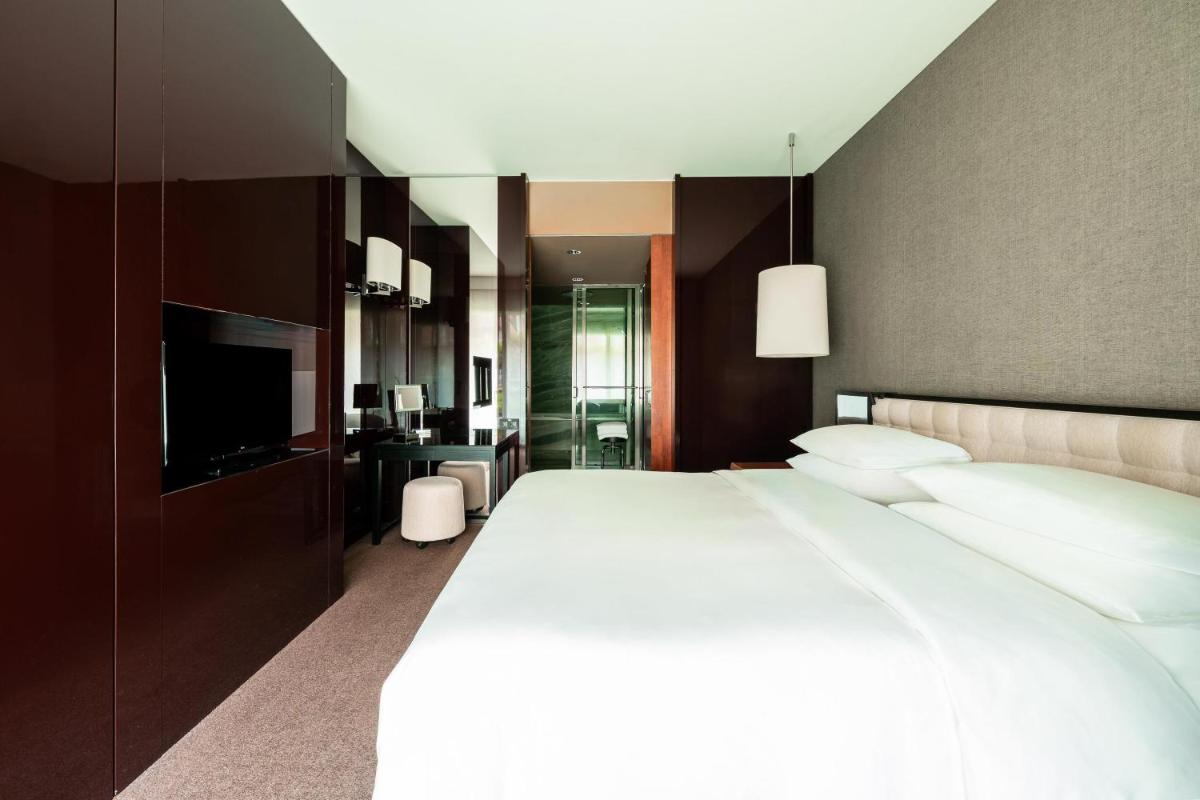 Ein Bett oder Betten in einem Zimmer der Unterkunft Grand Hyatt Berlin