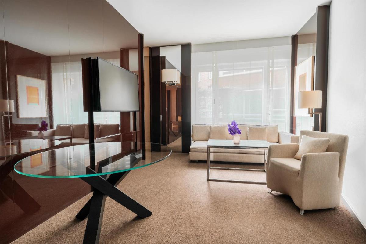 Ein Sitzbereich in der Unterkunft Grand Hyatt Berlin