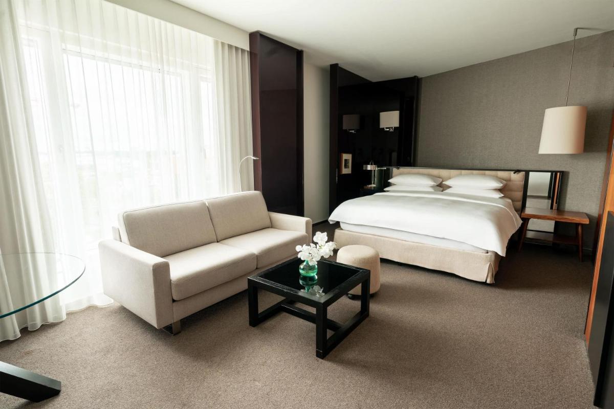 Ein Bett oder Betten in einem Zimmer der Unterkunft Grand Hyatt Berlin