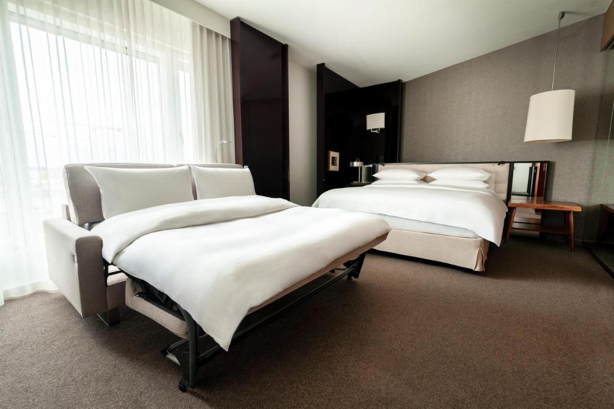 Ein Bett oder Betten in einem Zimmer der Unterkunft Grand Hyatt Berlin