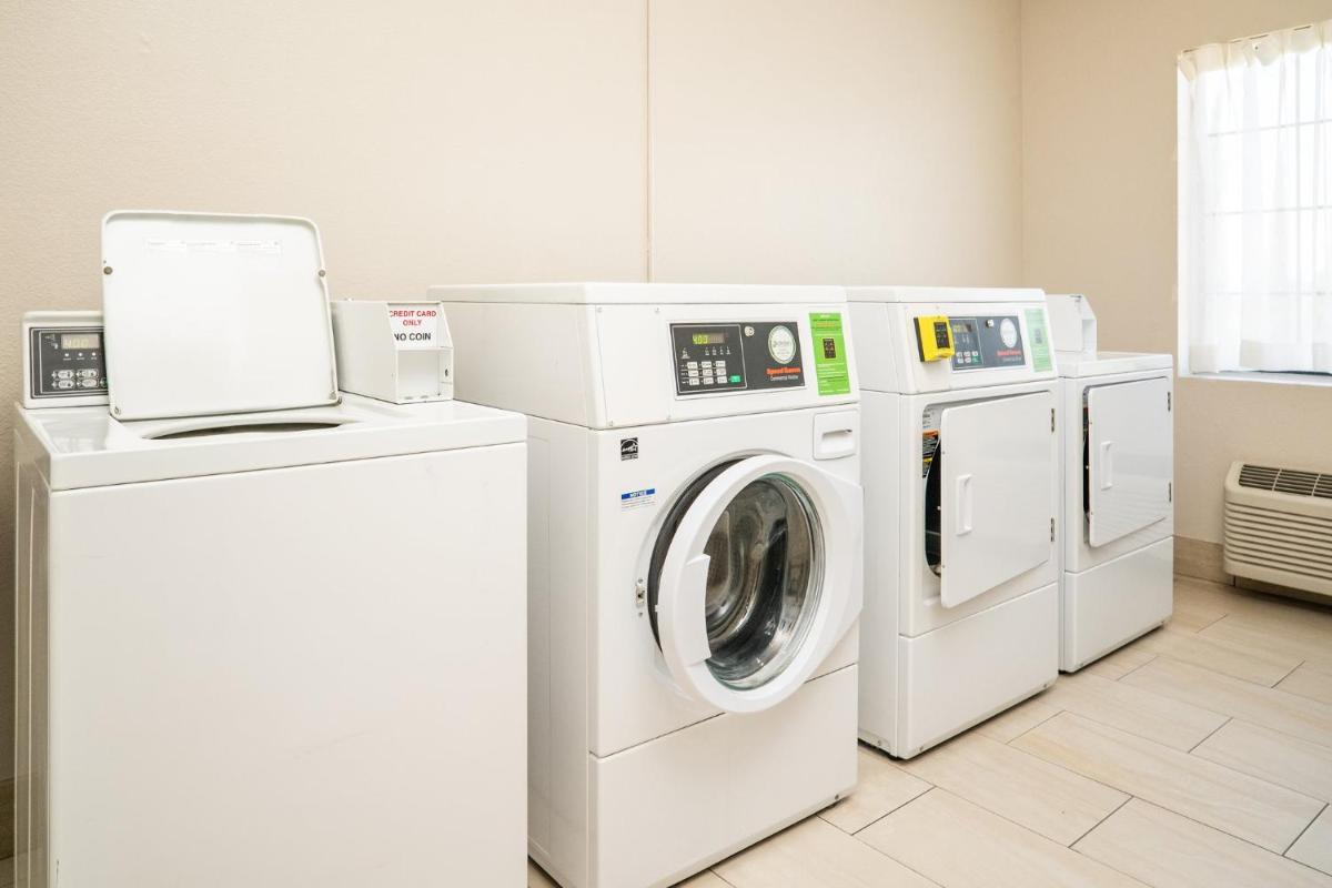 Holiday Inn Express Hotel & Suites Hesperia by IHG - Housity