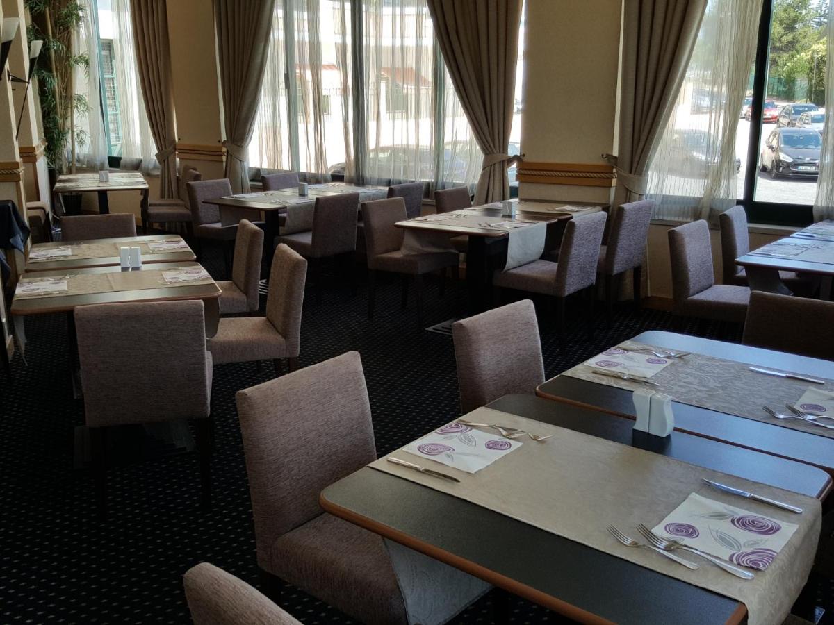 Um restaurante ou outro lugar para comer em Riviera Hotel