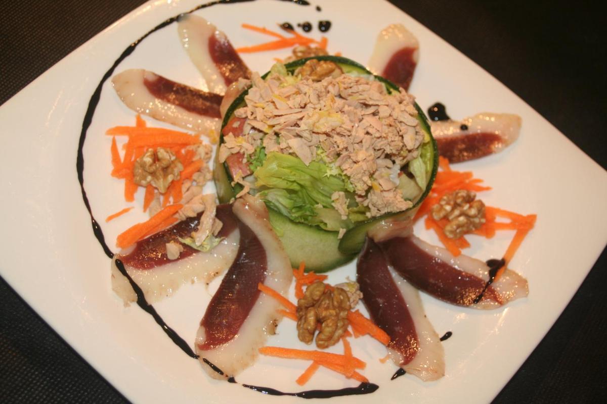 Comida en o cerca de este hotel