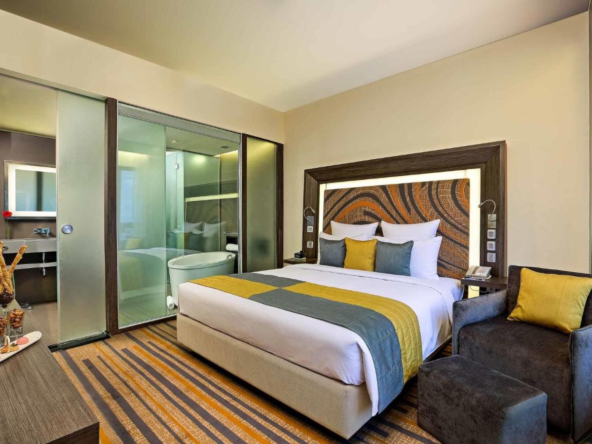 Cama o camas de una habitación en Novotel Kolkata Hotel and Residences