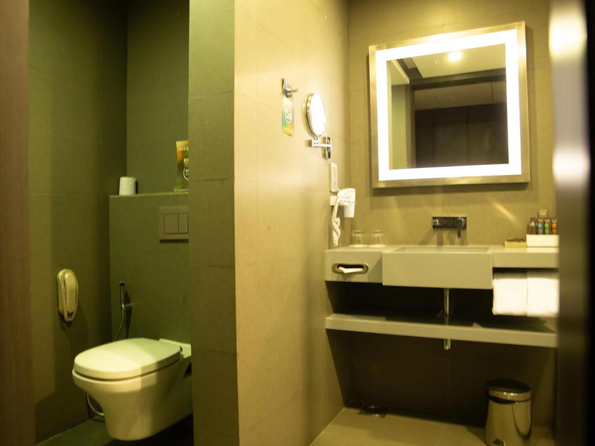 Un baño de Novotel Kolkata Hotel and Residences