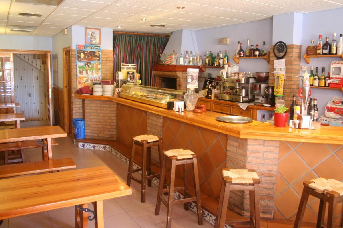 El salón o zona de bar de Hotel Castellote