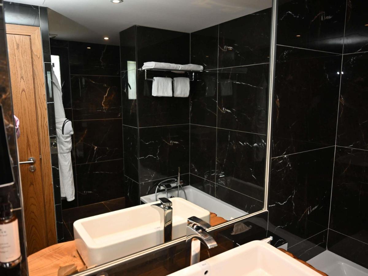 Salle de bains dans l'établissement Mercure Brignoles Golf de Barbaroux & Spa