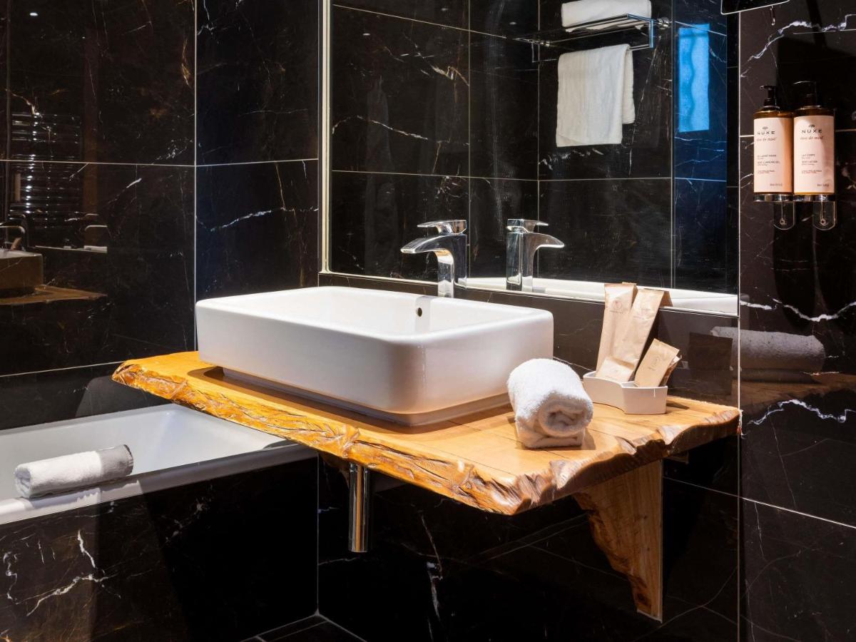 Salle de bains dans l'établissement Mercure Brignoles Golf de Barbaroux & Spa