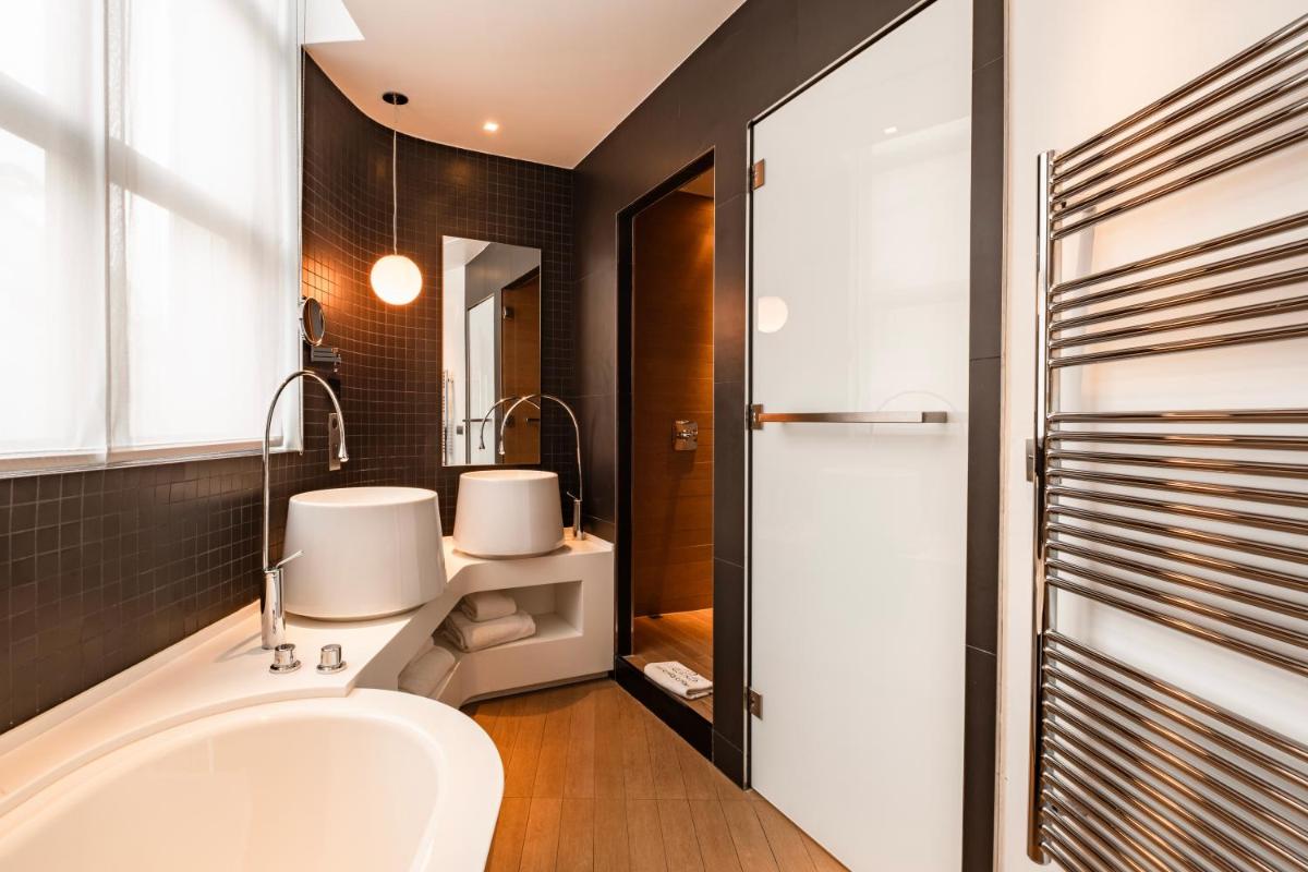 Salle de bains dans l'établissement Le Cinq Codet
