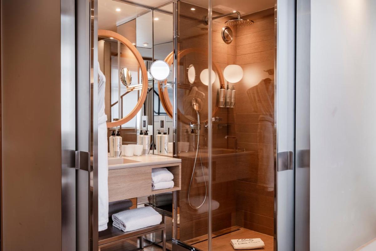 Salle de bains dans l'établissement Le Cinq Codet
