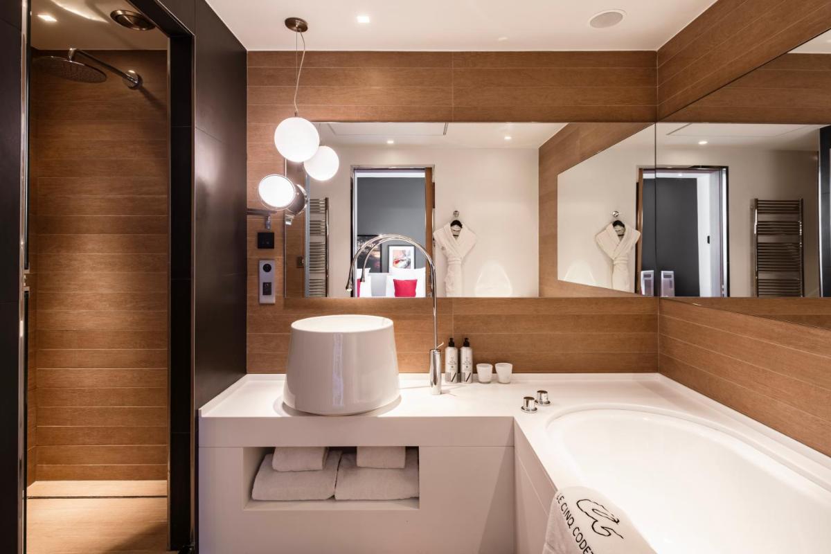 Salle de bains dans l'établissement Le Cinq Codet
