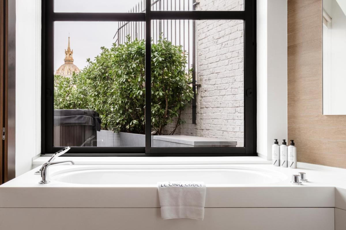Salle de bains dans l'établissement Le Cinq Codet