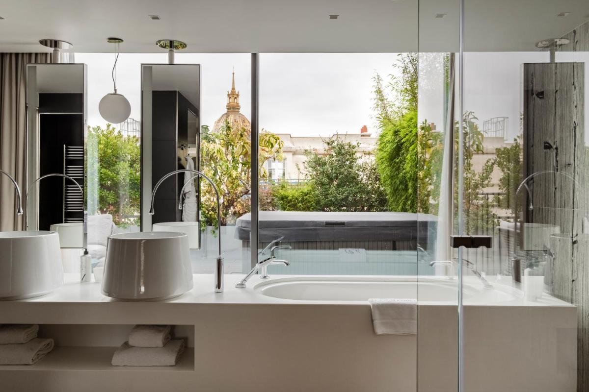 Salle de bains dans l'établissement Le Cinq Codet