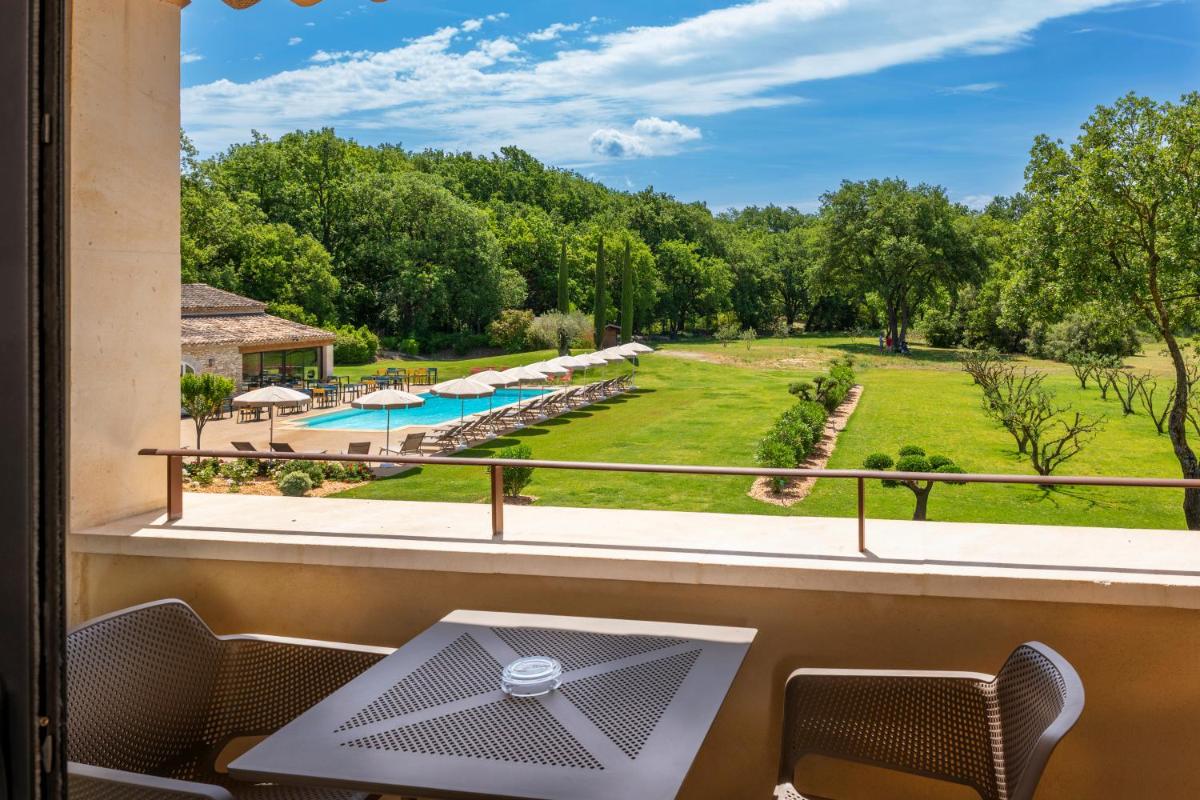 Piscine de l'établissement Mas De La Senancole & Spa ou située à proximité