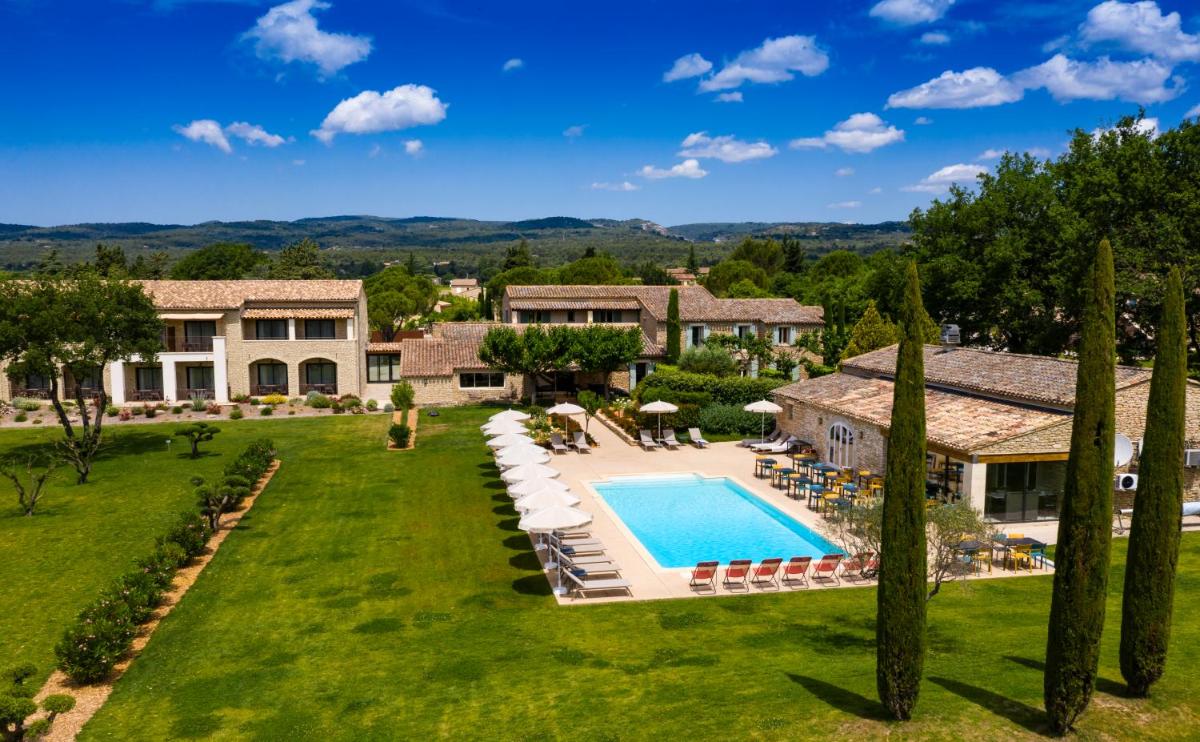 vue aérienne d'une villa avec piscine dans l'établissement Mas De La Senancole & Spa, à Gordes