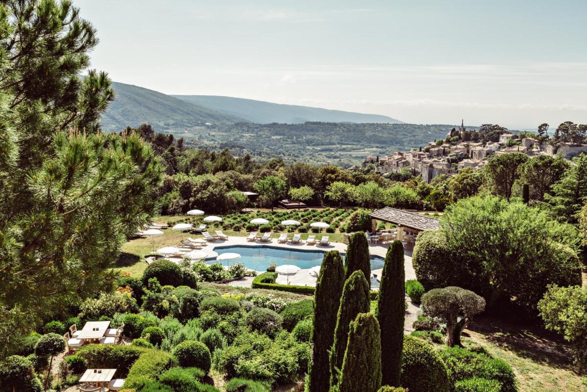 vue d'un jardin avec piscine et arbres dans l'établissement Capelongue, a Beaumier hotel & Spa, à Bonnieux