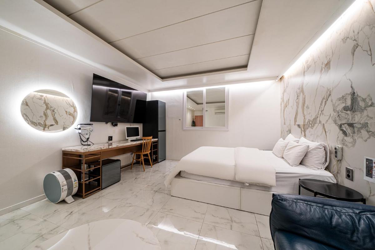 S Hotel - Housity