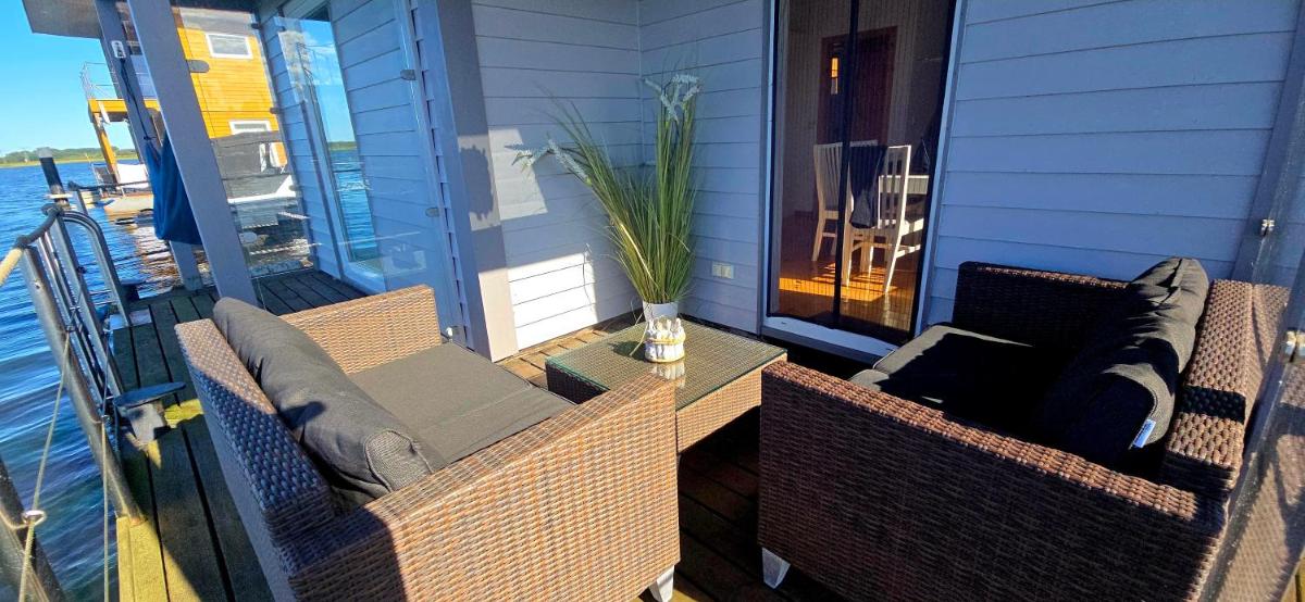 Ein Sitzbereich in der Unterkunft Schwimmende Häuser im BALTIC SEA RESORT