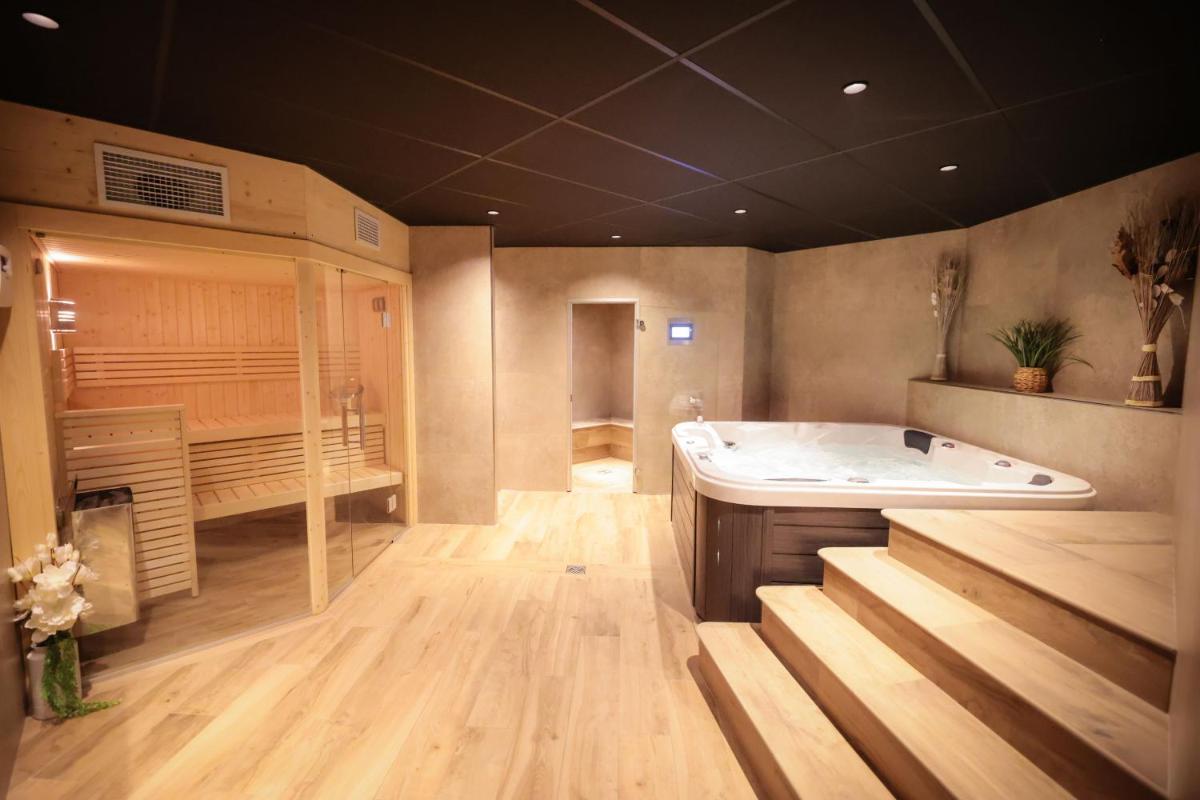 Salle de bains dans l'établissement Hotel Turan & Spa