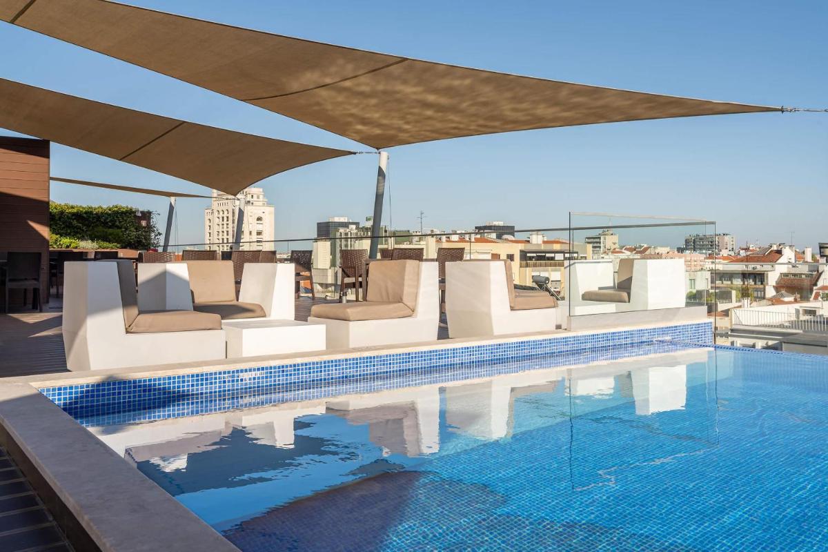 uma piscina no telhado de um edifício em Jupiter Lisboa Hotel - Rooftop & Spa em Lisboa mais 62 fotografias