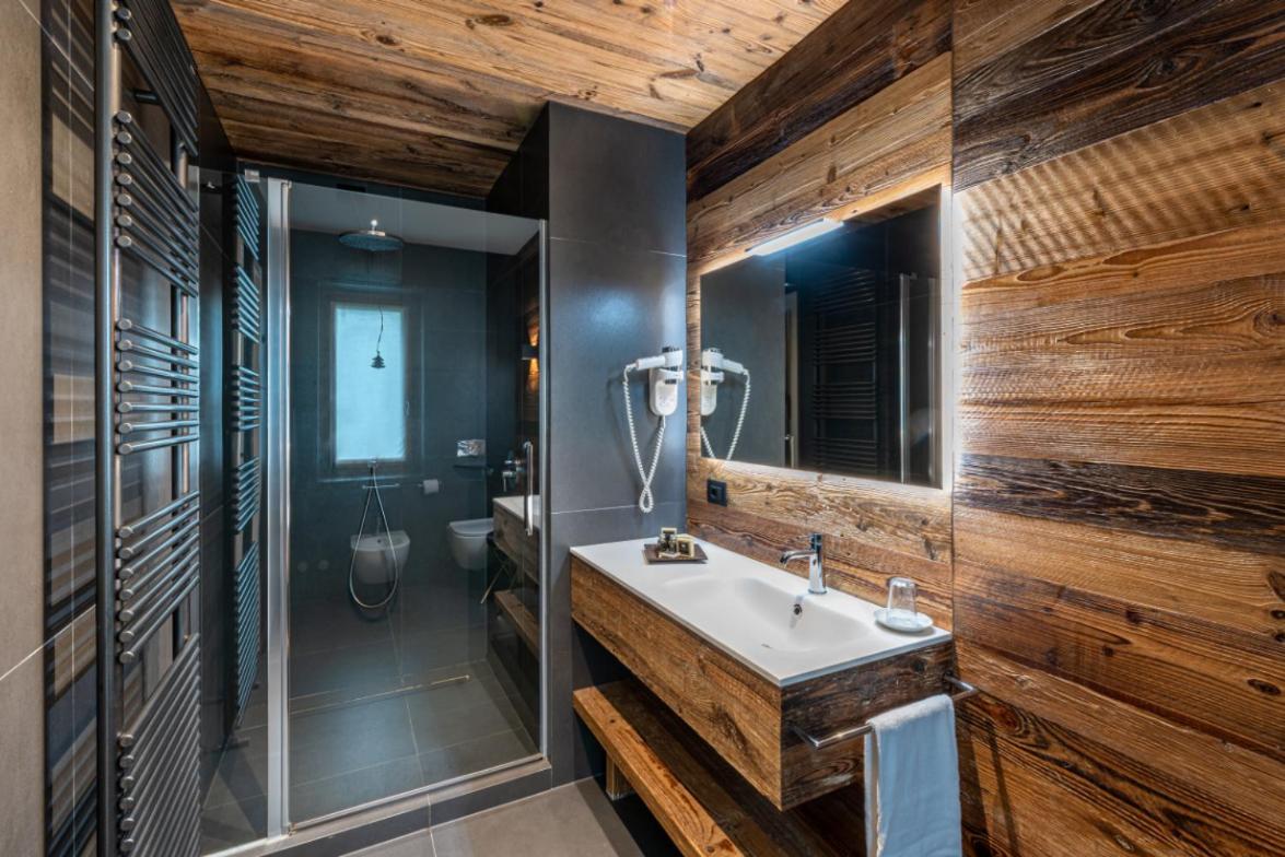 Hotel La Perla - Housity