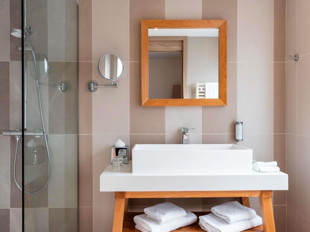 Salle de bains dans l'établissement Mercure Maintenon
