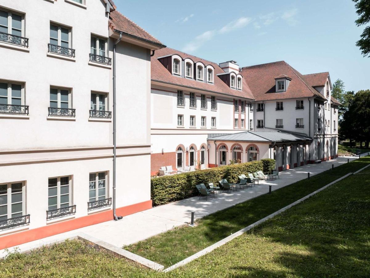 vue extérieure d'un grand bâtiment blanc dans l'établissement Mercure Maintenon, à Maintenon